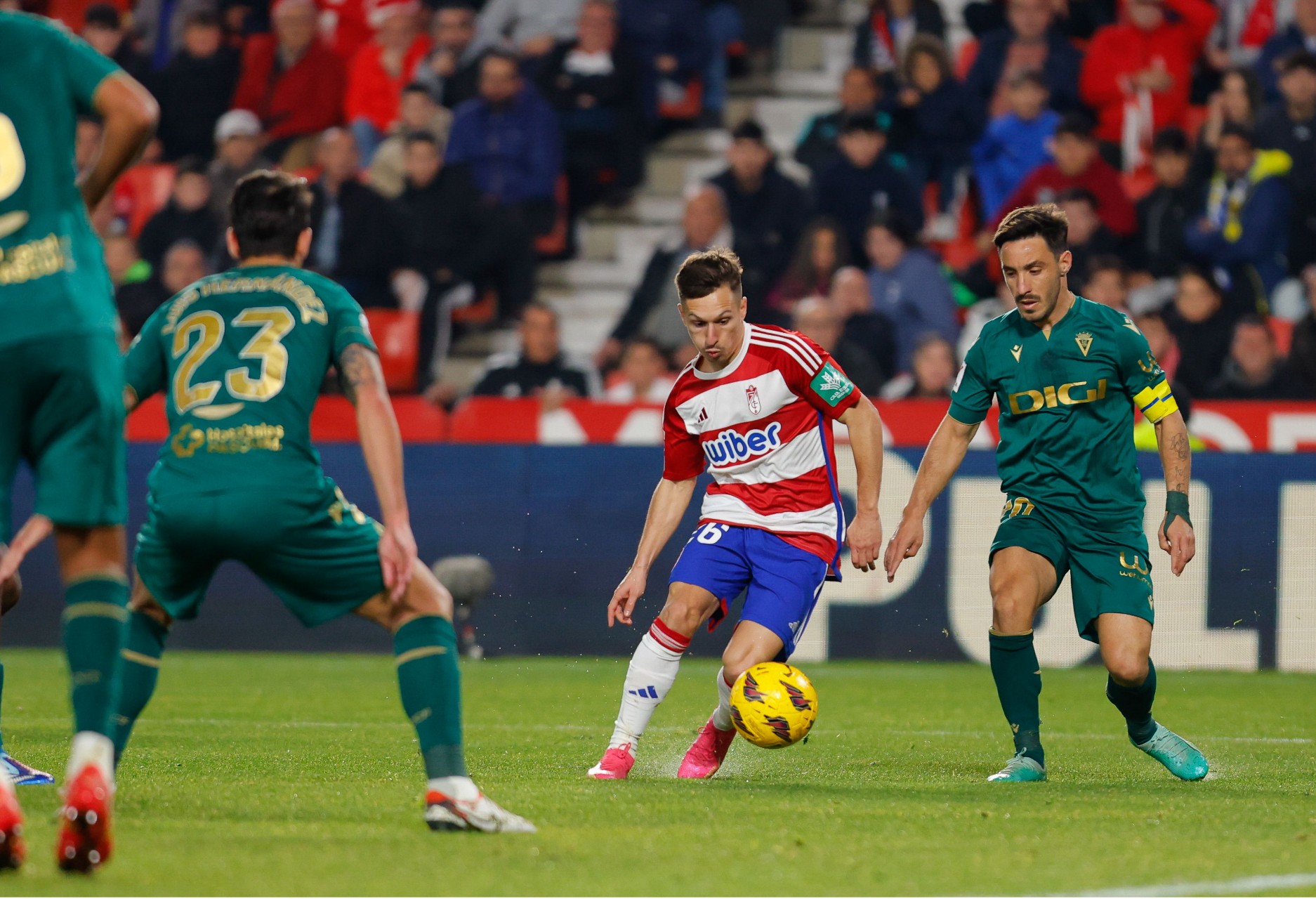 包含拜仁慕尼黑发布备战花絮，转会期遗憾出局，德国杯任务艰巨，赛程密集仍需轮换的词条