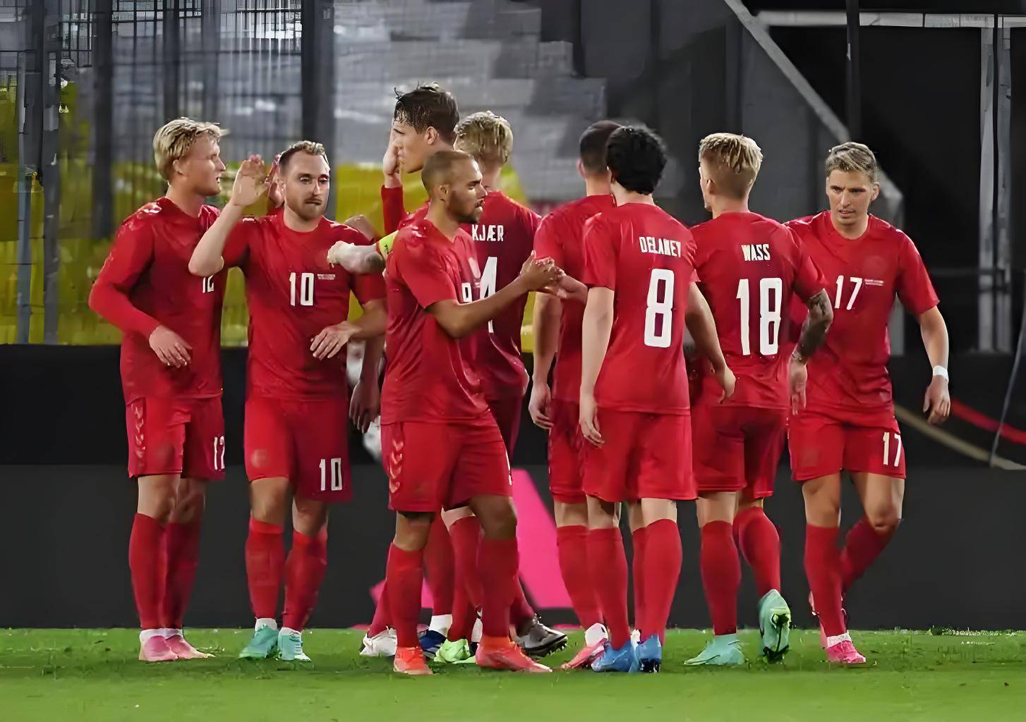 包含拜仁慕尼黑发布备战花絮，转会期遗憾出局，德国杯任务艰巨，赛程密集仍需轮换的词条